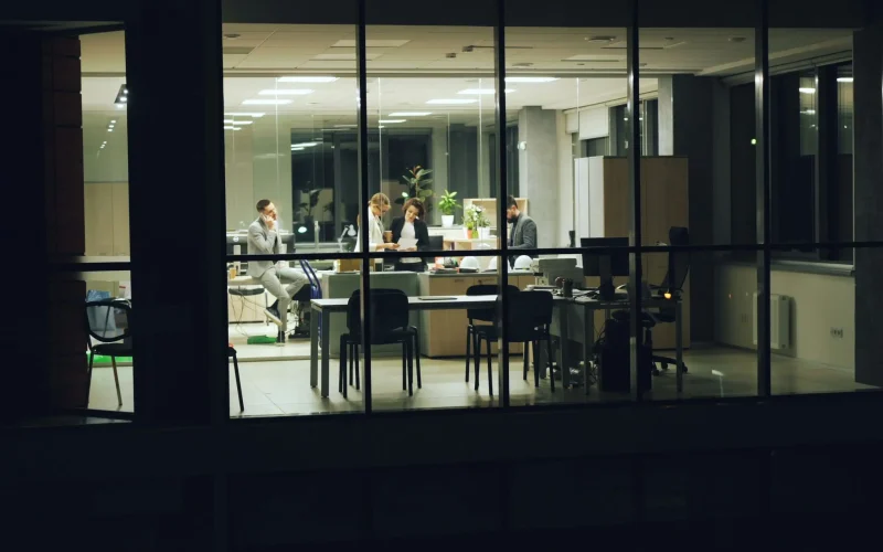 directivos trabajando de noche